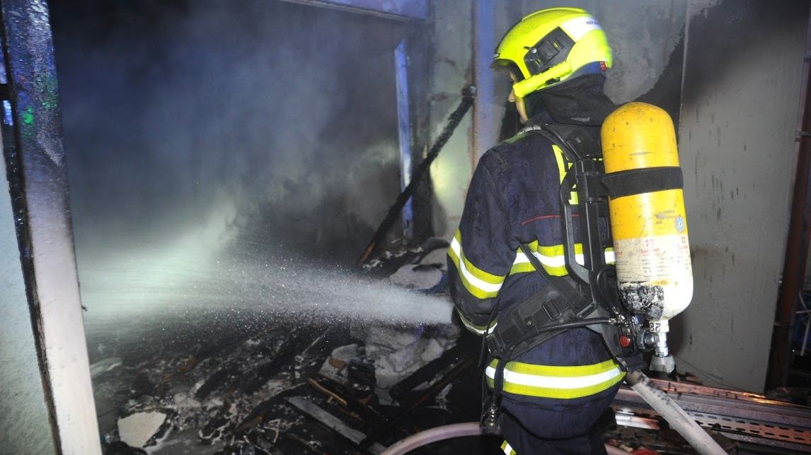 V Berouně hořel bytový dům, jeden člověk zemřel